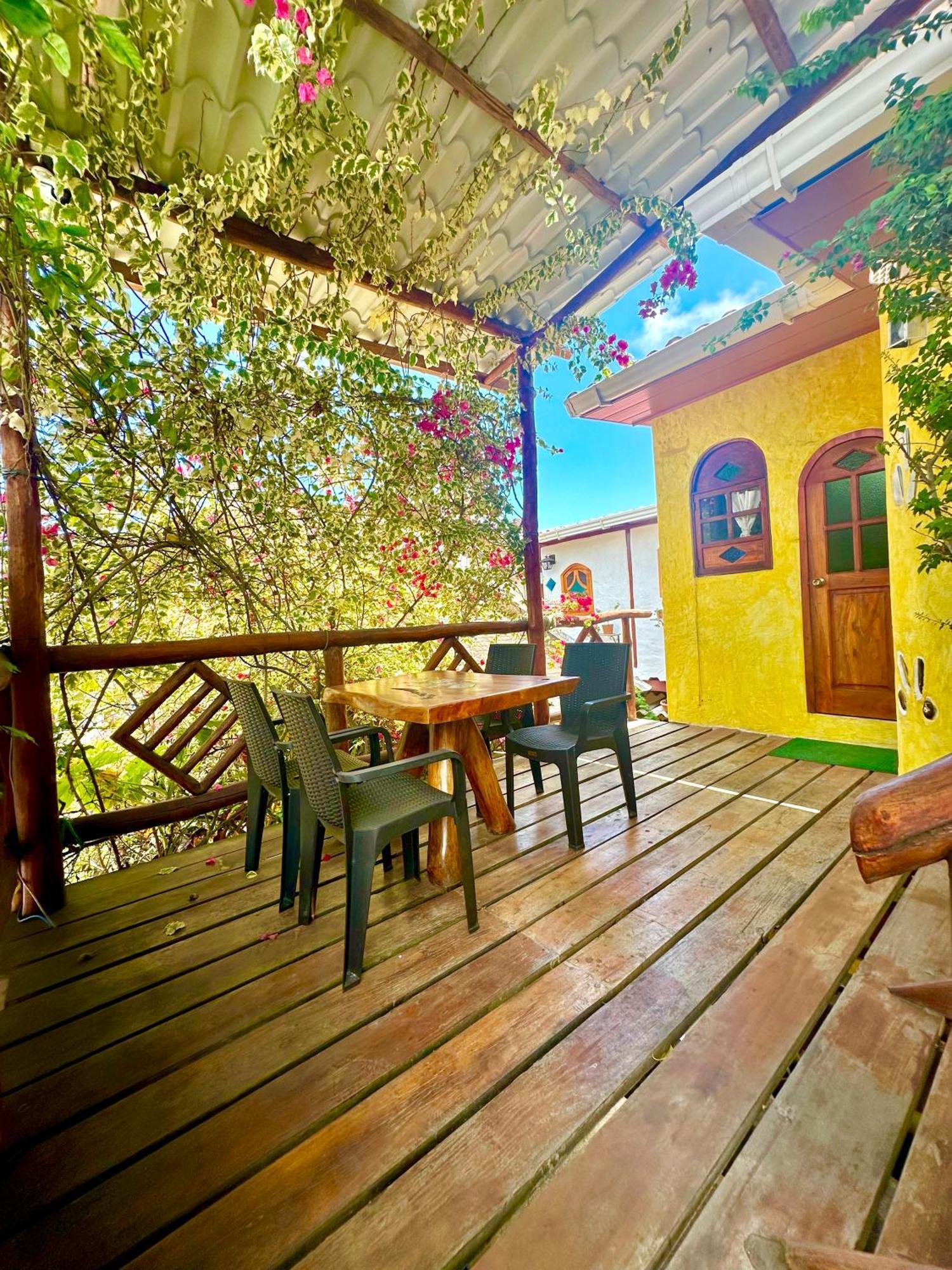 Casa Del Lago Lodging House Puerto Ayora  Exterior photo
