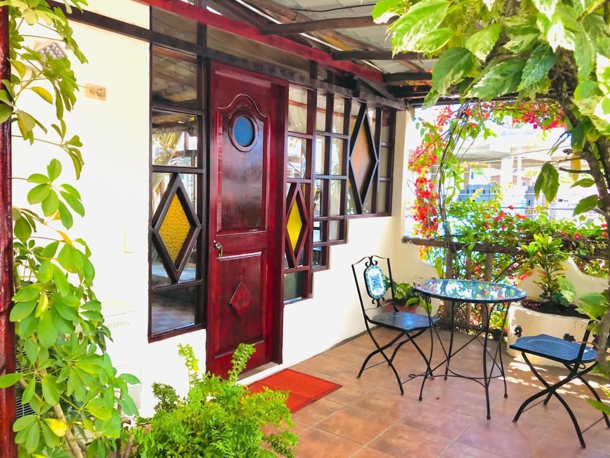 Casa Del Lago Lodging House Puerto Ayora  Exterior photo